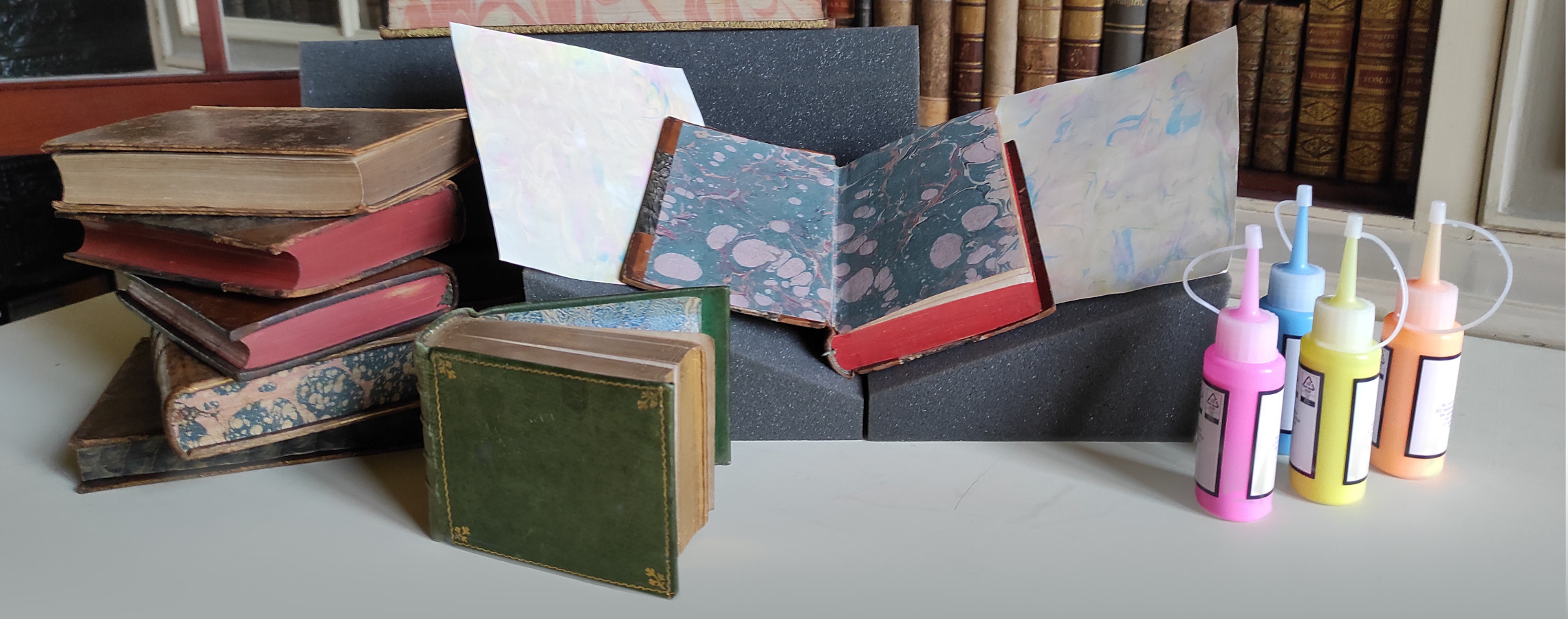 Zauberhafte Bücher golden und strahlend bunt